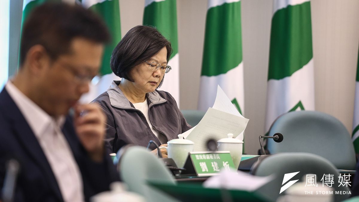 大選將至,台灣民意基金會民調指出,目前民眾出現巨大的政黨認同翻轉,顯示執政的民進黨將遭受嚴重的衝擊。圖為總統蔡英文。(資料照,陳品佑攝) 大選將至,台灣民意基金會民調指出,目前民眾出現巨大的政黨認同翻轉,顯示執政的民進黨將遭受嚴重的衝擊。圖為總統蔡英文。(資料照,陳品佑攝)