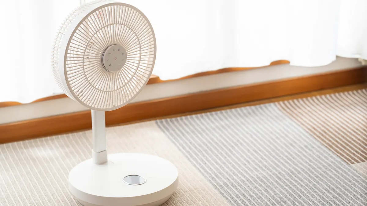 電風扇長期積灰不僅風量變弱還會拖累馬達,全聯教你用1物、3步驟就能輕鬆完成保養。(示意圖/取自photo-ac) 電風扇長期積灰不僅風量變弱還會拖累馬達,全聯教你用1物、3步驟就能輕鬆完成保養。(示意圖/取自photo-ac)