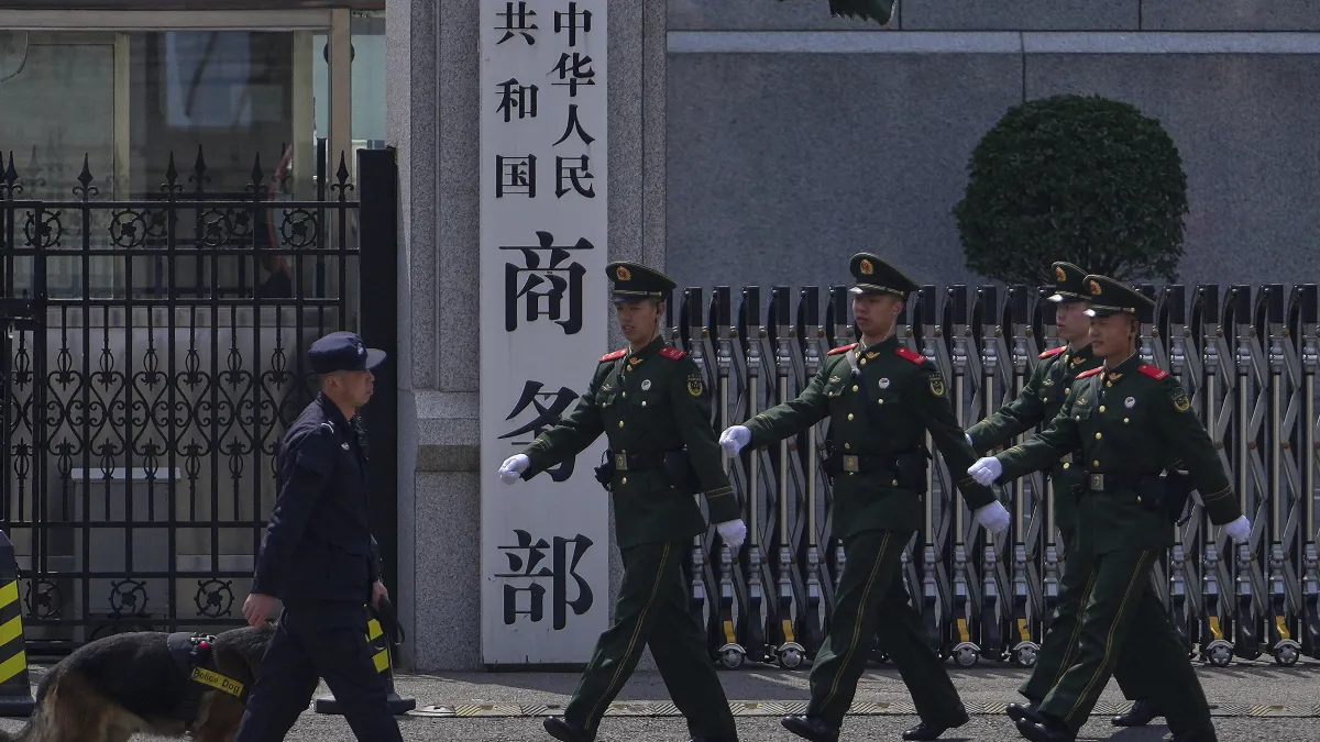 中美貿易戰可能導致「中國衝擊」加劇,促使他國跟進高築關稅壁壘,全球經濟陷入不確定性。圖為中國商務部。(美聯社)