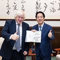 英国のジョンソン元首相が台湾を訪問。写真は賴清徳総統(右)がジョンソン氏(左)を出迎える様子。(写真/台湾総統府提供) 英国のジョンソン元首相が台湾を訪問。写真は賴清徳総統(右)がジョンソン氏(左)を出迎える様子。(写真/台湾総統府提供)