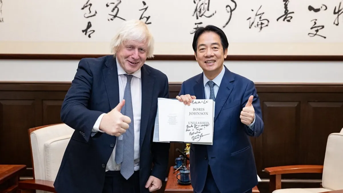 強生來台,共機擾台。圖為賴清德總統(右)接見英國前首相強生(左)。(總統府官網)