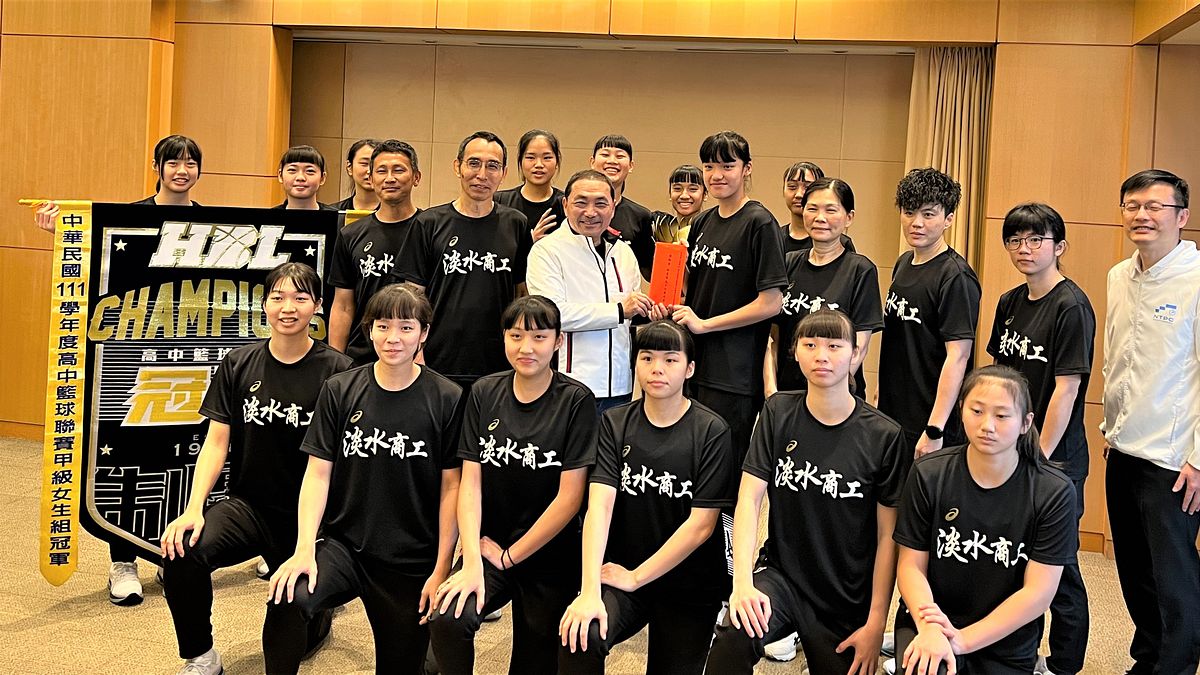 市長侯友宜頒發頒發淡水商工獎勵金及連霸加碼獎金。(圖/新北市教育局提供) 市長侯友宜頒發頒發淡水商工獎勵金及連霸加碼獎金。(圖/新北市教育局提供)