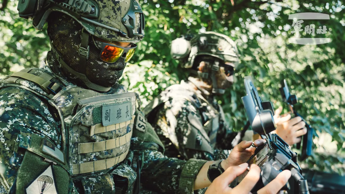 特戰官兵運用微型無人機實施空中偵察。(國防部提供)