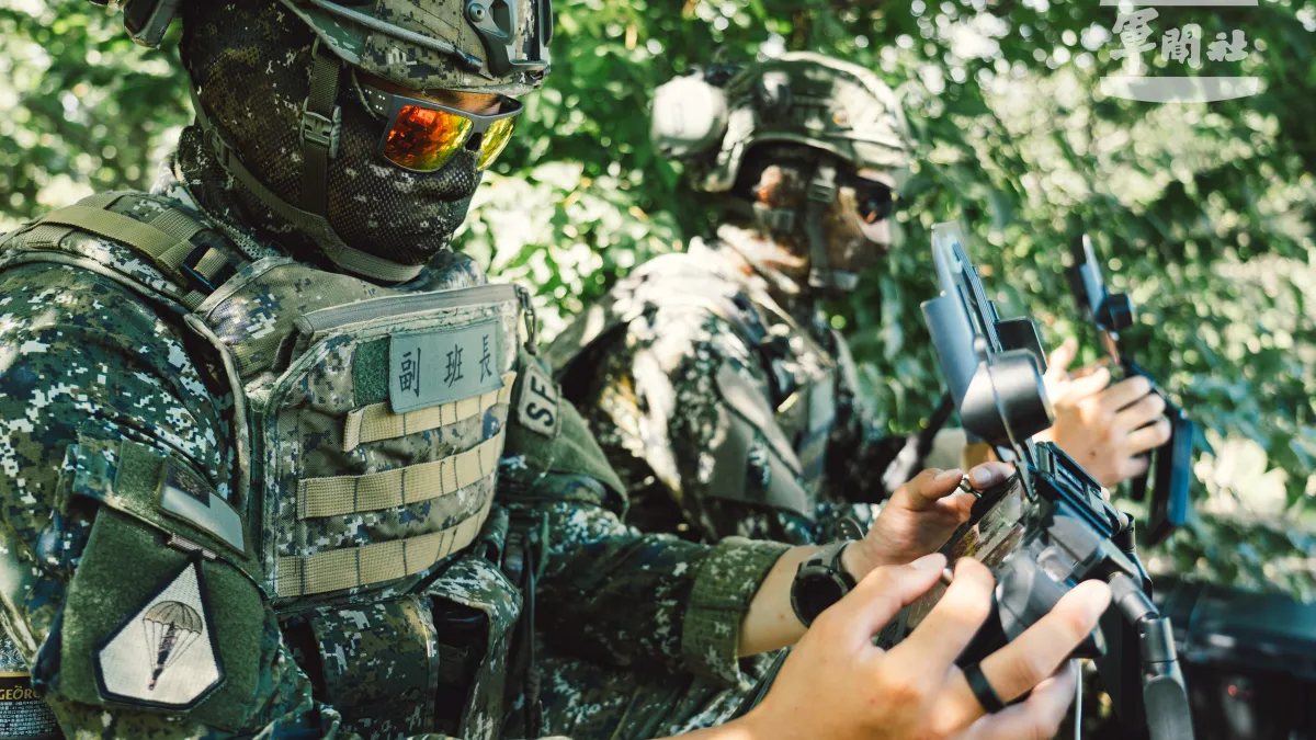 特戰官兵運用微型無人機實施空中偵察。(國防部提供)