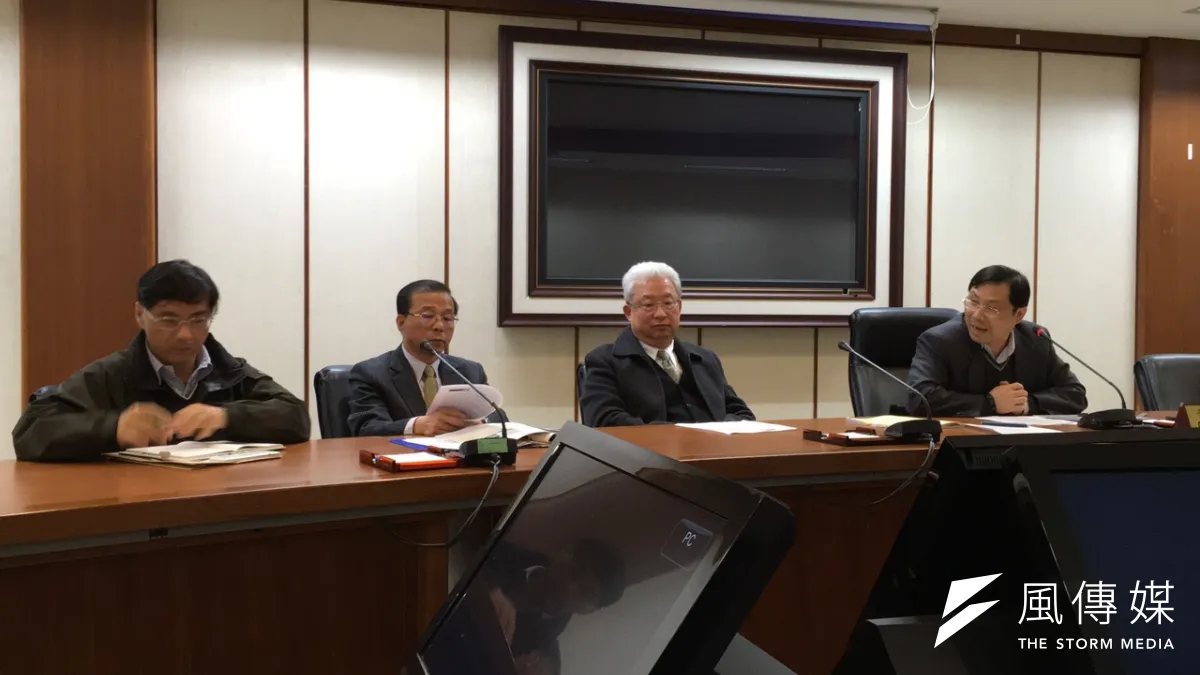 廢核遊行提出廢核、面對核廢料等訴求,台電10日搶先回應訴求,強調9月就會提出無人島選址研究報告。圖右起為能源局長林全能、台電總經理朱文成、台電發言人林德福。(尹俞歡攝)
