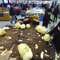 浙江省杭州市のスーパーでは白菜がほぼ売り切れ状態となっている。(AP通信) 浙江省杭州市のスーパーでは白菜がほぼ売り切れ状態となっている。(AP通信)