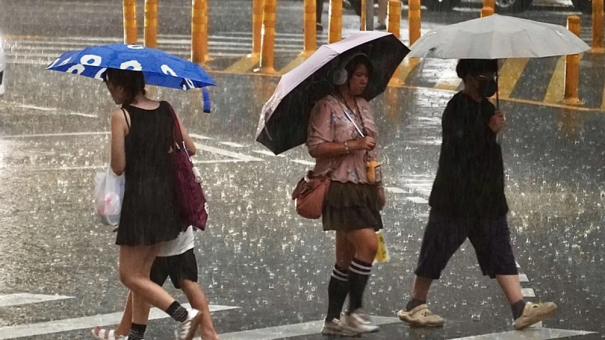 受南海低氣壓靠近影響,氣象署預報 8 月 31 日至 9 月 1 日為未來一週雨勢最顯著期間,南部與台東地區需嚴防豪雨,該低壓系統亦不排除增強為熱帶性低氣壓或颱風。(圖/中央社)