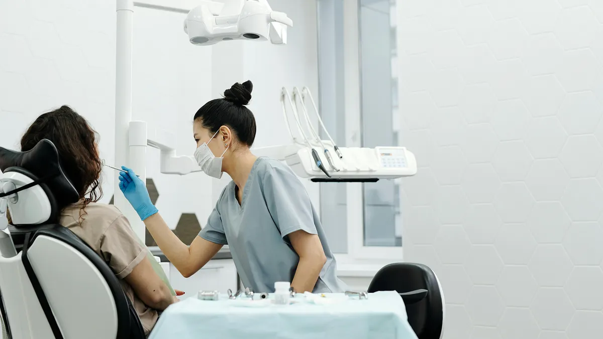 一名網友想找牙助的工作,又怕無法做長久,便上網發文詢問網友建議。(示意圖/取自pexels) 一名網友想找牙助的工作,又怕無法做長久,便上網發文詢問網友建議。(示意圖/取自pexels)