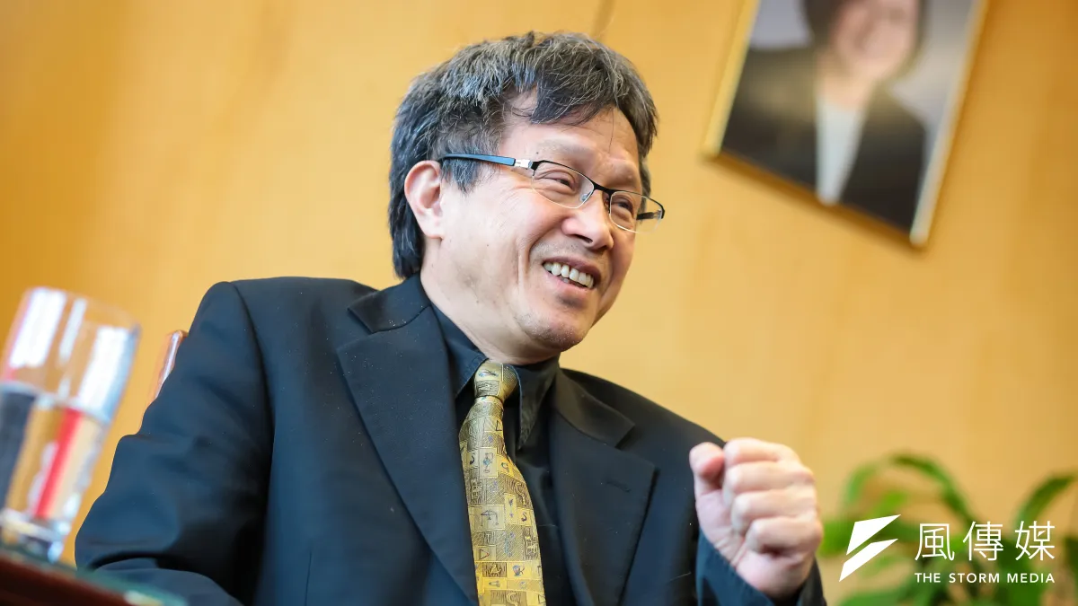 駐德大使謝志偉表示,1990年後出生的世代,與當年各種極權政治的關係越離越遠,因此要讓人對所謂「歷史」有感,首要課題是「區隔腦袋與肚子的層次」。(顏麟宇攝)