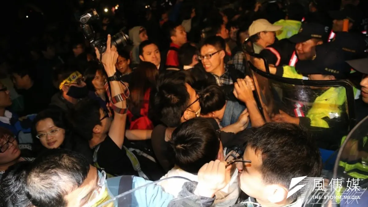 閃靈樂團參與佔領行政院行動,並在臉書聲明:持續支援、持續參與全面的抗爭!(吳逸驊攝)