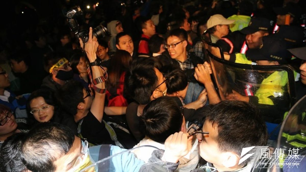 閃靈樂團參與佔領行政院行動,並在臉書聲明:持續支援、持續參與全面的抗爭!(吳逸驊攝) 閃靈樂團參與佔領行政院行動,並在臉書聲明:持續支援、持續參與全面的抗爭!(吳逸驊攝)