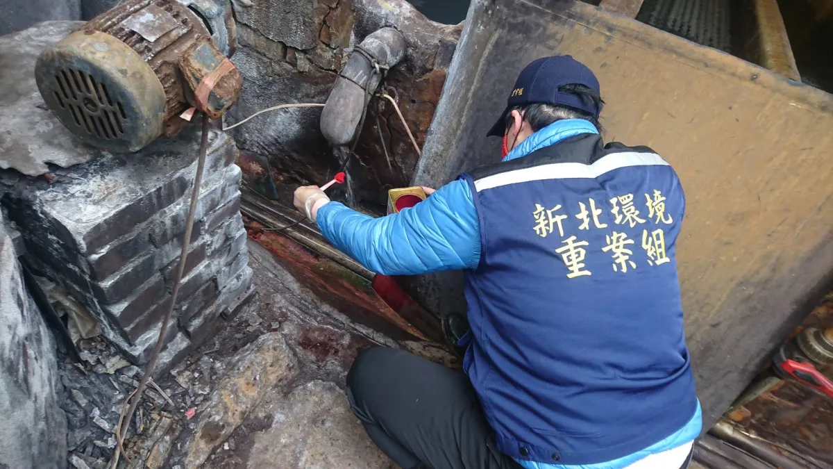 稽查人員投放示蹤計確認廢水流向。(圖/新北市環保局提供)