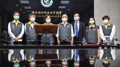 這波疫情戳破台灣防疫資優生的假象。圖為總統蔡英文(左三)、行政院長蘇貞昌(左四)視察中央流行疫情指揮中心。(指揮中心提供)