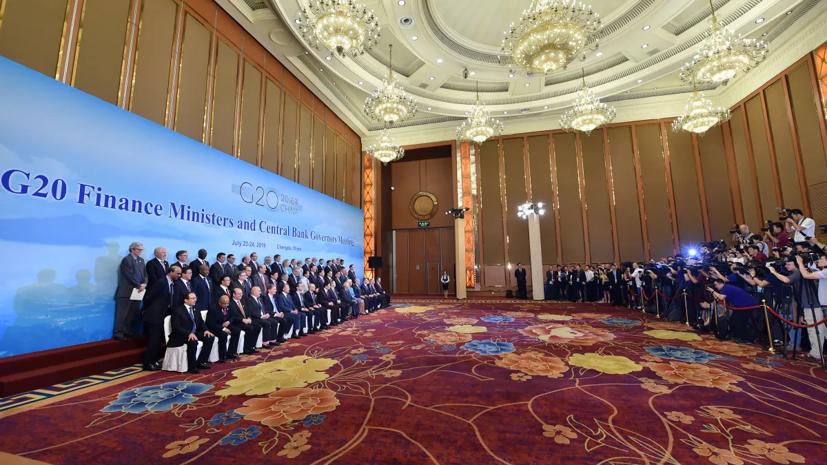 G20財長和央行行長會議與會代表在成都合影(新華社)