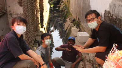台灣科技大學主導的「行動工程師」計畫化工系學生王子豪所屬的團隊與ITS學生合作,為當地居民製作河川攔污柵,可以定期清理,避免居民丟的垃圾直接流入海中。(台科大「行動工程師」師生提供)