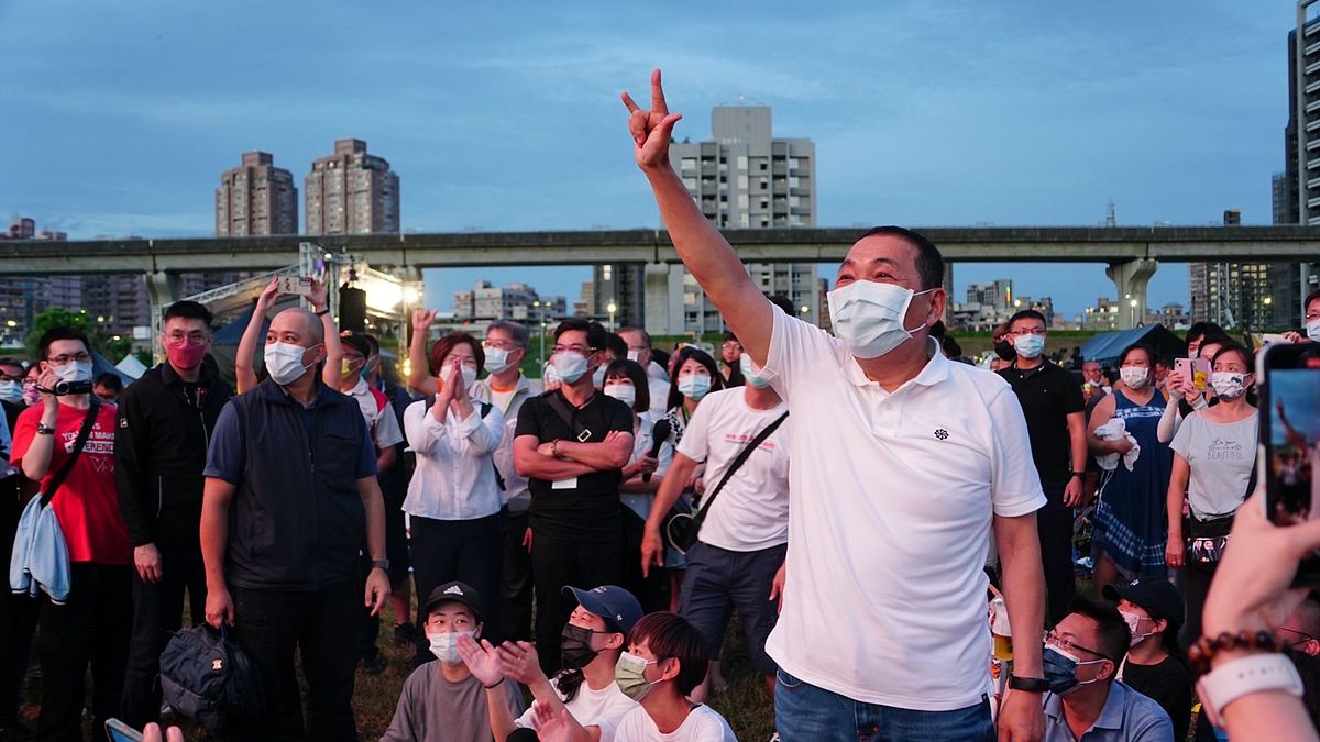 新北市長侯友宜也無法抗拒魅力,現身舞台前一起支持獨立音樂,現場體驗迎面襲來的超強熱力和樂迷的熱情!(圖/新北市府提供) 新北市長侯友宜也無法抗拒魅力,現身舞台前一起支持獨立音樂,現場體驗迎面襲來的超強熱力和樂迷的熱情!(圖/新北市府提供)