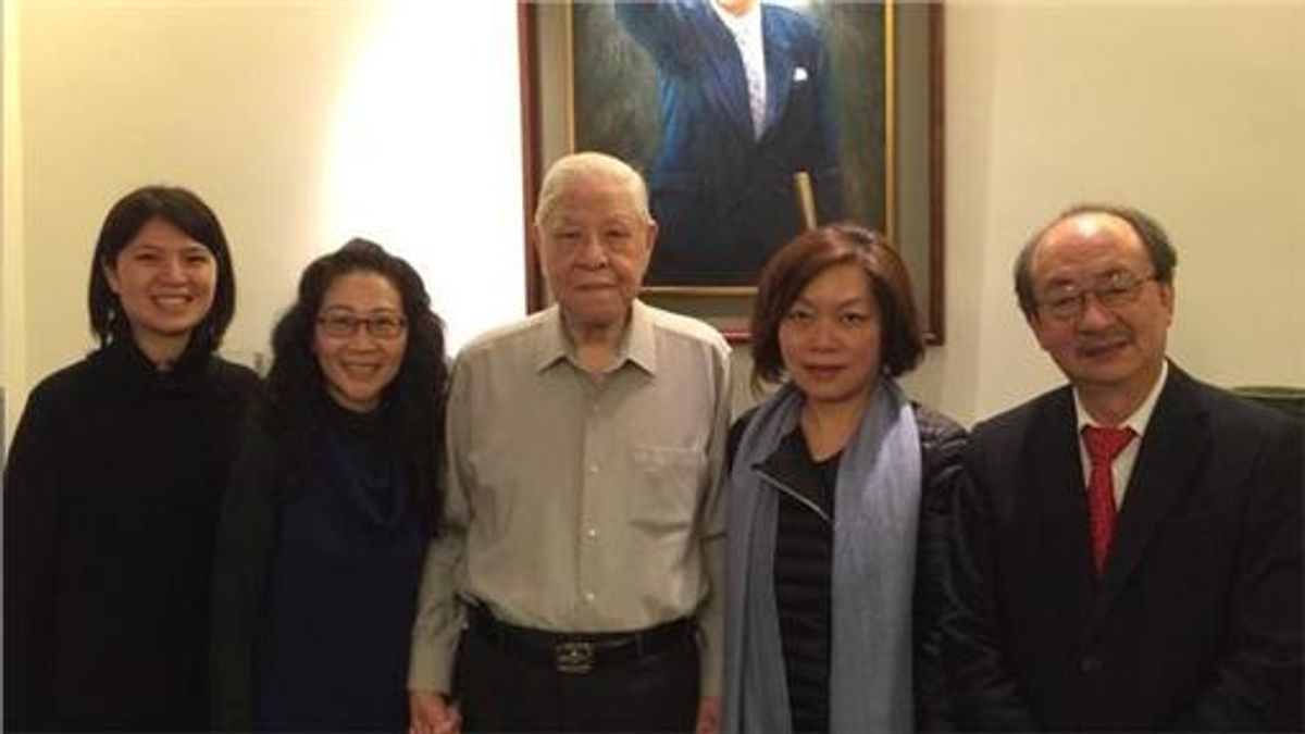 民進黨團總召首席幕僚何佩珊(右二)轉任行政院副祕書長,圖為何佩珊選後陪柯建銘拜見李登輝前總統,與李合影。(翻攝網路) 民進黨團總召首席幕僚何佩珊(右二)轉任行政院副祕書長,圖為何佩珊選後陪柯建銘拜見李登輝前總統,與李合影。(翻攝網路)