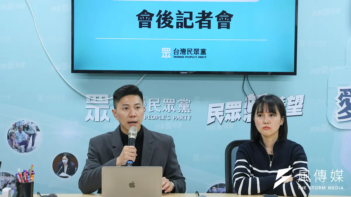 民眾黨6日召開中央委員會,會中通過徵召黨員林宜豊參選麥寮鄉長補選。發言人李頂立(左起)、吳怡萱於後召開記者會說明。(顏麟宇攝) 民眾黨6日召開中央委員會,會中通過徵召黨員林宜豊參選麥寮鄉長補選。發言人李頂立(左起)、吳怡萱於後召開記者會說明。(顏麟宇攝)