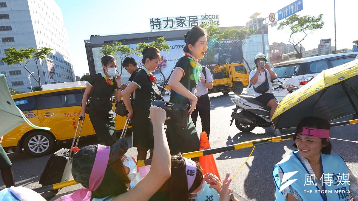 勞工罷工權與消費者權益,是這次長榮空服員罷工的一個爭議點。(資料照片,顏麟宇攝) 勞工罷工權與消費者權益,是這次長榮空服員罷工的一個爭議點。(資料照片,顏麟宇攝)