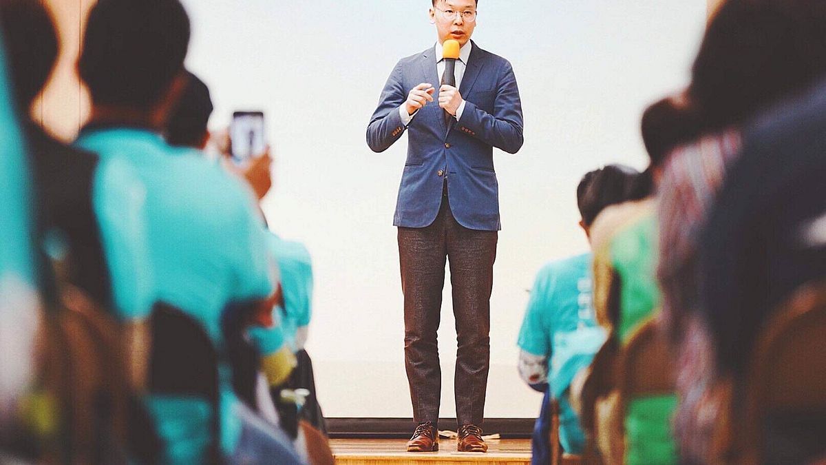 台灣時間12日,民進黨副秘書長林飛帆(見圖)赴美出席蔡英文總統連任美南後援會成立大會,代替總統蔡英文授旗授證,並以《社會同行、世代共贏》為題進行演講。(民主進步黨攝) 台灣時間12日,民進黨副秘書長林飛帆(見圖)赴美出席蔡英文總統連任美南後援會成立大會,代替總統蔡英文授旗授證,並以《社會同行、世代共贏》為題進行演講。(民主進步黨攝)