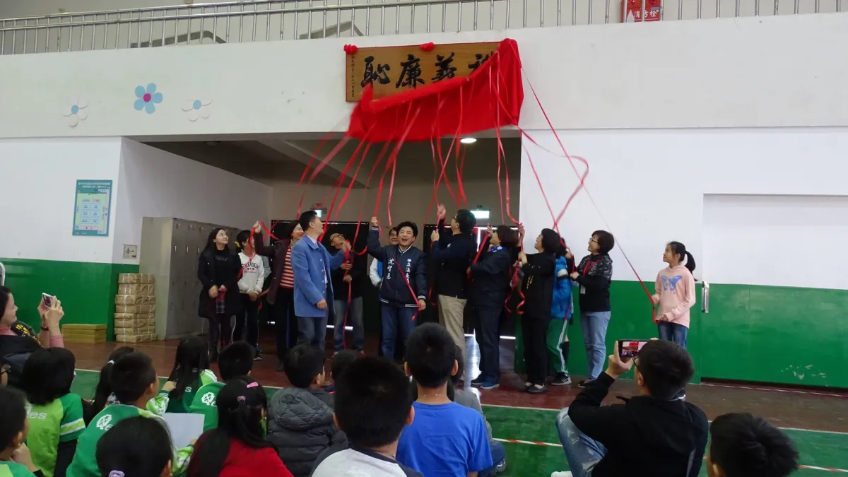 中市北屯區僑孝國小舉行「禮義廉恥」校園揭牌,立委沈智慧參與時強調,家長須注重小孩子的品格教育。(圖/立委沈智慧競選總部提供)