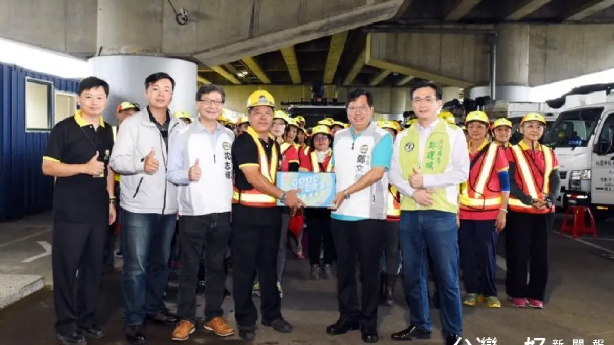 清潔隊努力恢復市容 鄭文燦視察肯定隊員努力