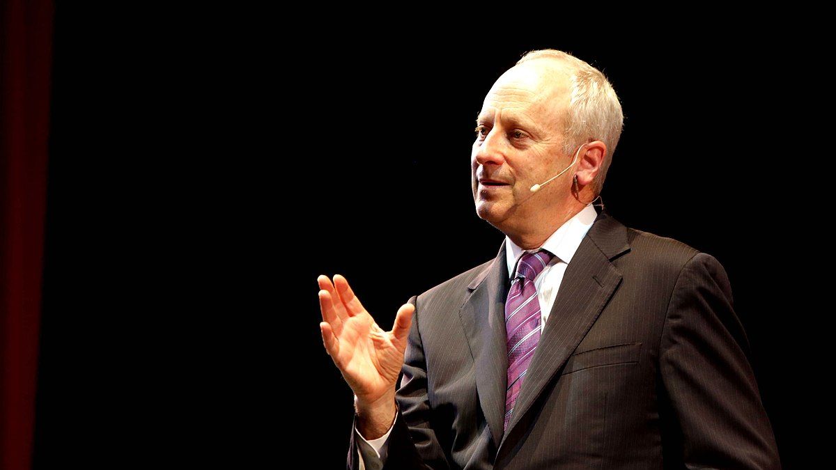 ハーバード大学の政治哲学教授マイケル・サンデル氏(Michael J. Sandel)。(Fronteiras do Pensamento@Wikipedia / CC BY-SA 2.0) ハーバード大学の政治哲学教授マイケル・サンデル氏(Michael J. Sandel)。(Fronteiras do Pensamento@Wikipedia / CC BY-SA 2.0)