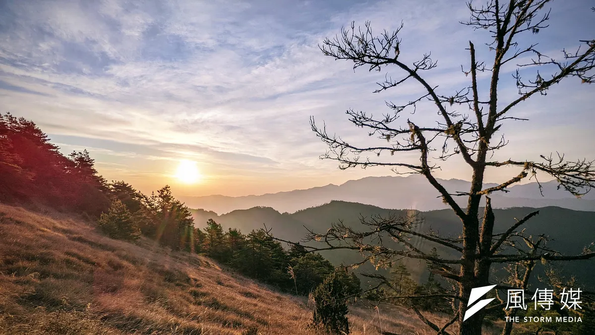 人世間是山的領地,山民們是不知何時搬來的寄居者,因為拋掉了過去的根,就模仿樹木、花草,建起一座座蘑菇似的房子,假裝與腳下的土地相連。(資料照,洪煜勛攝) 人世間是山的領地,山民們是不知何時搬來的寄居者,因為拋掉了過去的根,就模仿樹木、花草,建起一座座蘑菇似的房子,假裝與腳下的土地相連。(資料照,洪煜勛攝)