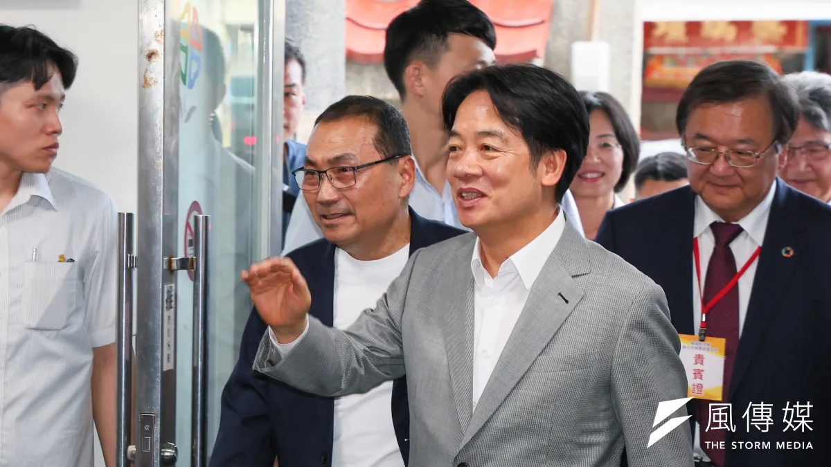 總統賴清德(右)與新北市長侯友宜(左)是2024年總統大選的敵手,如今藍綠重兵爭搶2026新北市長,但這兩位最大咖卻反而不見火藥味。(資料照,顏麟宇攝)