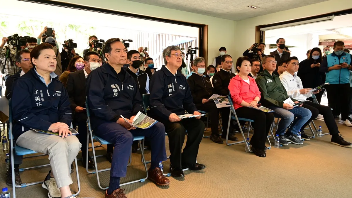 行政院陳建仁院長18日視察中部大甲溪水情,聽取經濟部水利署賴建信署長簡報,了解臺中地區供水現況及節水調度等因應措施。(圖/行政院)