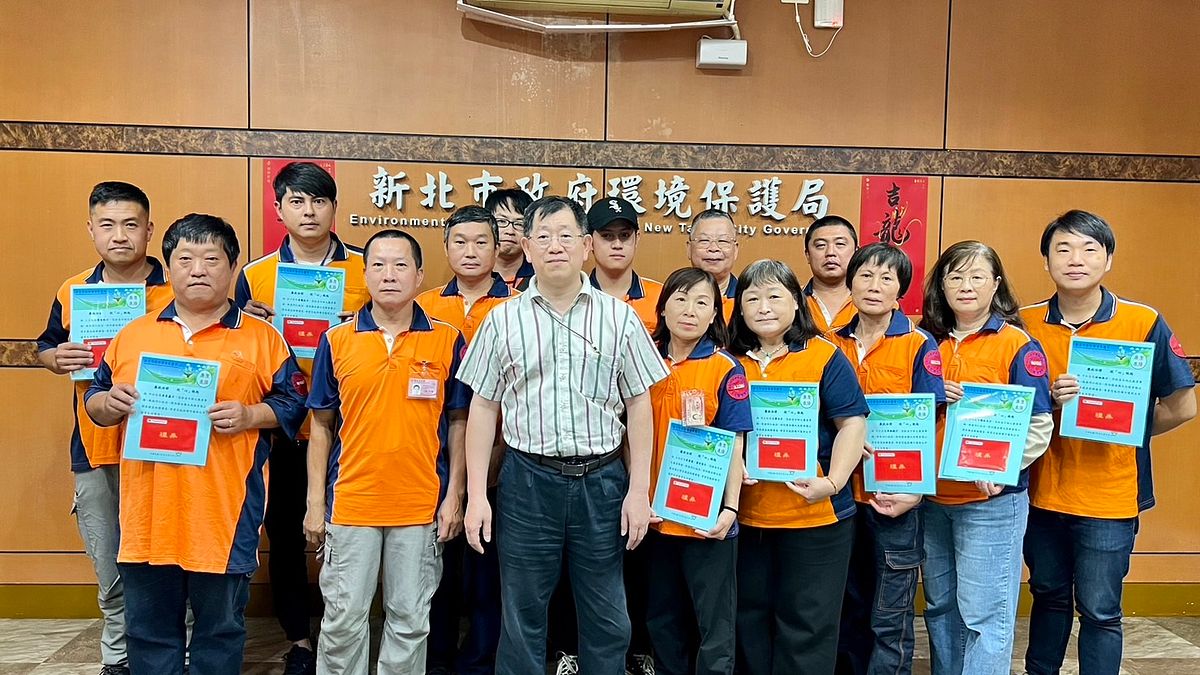 新北市環保局副局長朱益君表揚112年下半年至今拾金不昧的14位清潔隊員。(圖/新北市環保局提供) 新北市環保局副局長朱益君表揚112年下半年至今拾金不昧的14位清潔隊員。(圖/新北市環保局提供)