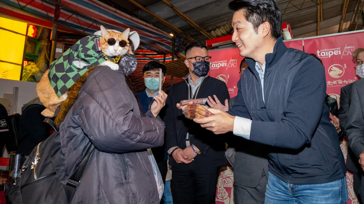 台北市長蔣萬安到寧夏夜市發送發財金。(圖/臺北市政府市場處提供)