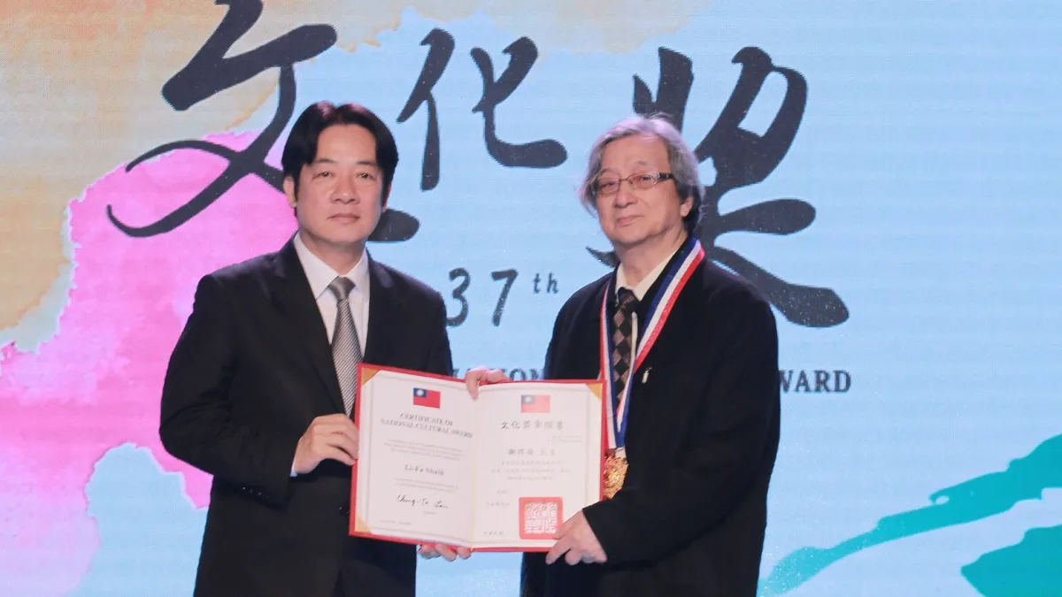 行政院長賴清德頒獎予謝里法(本名謝理發)。(文化部提供)