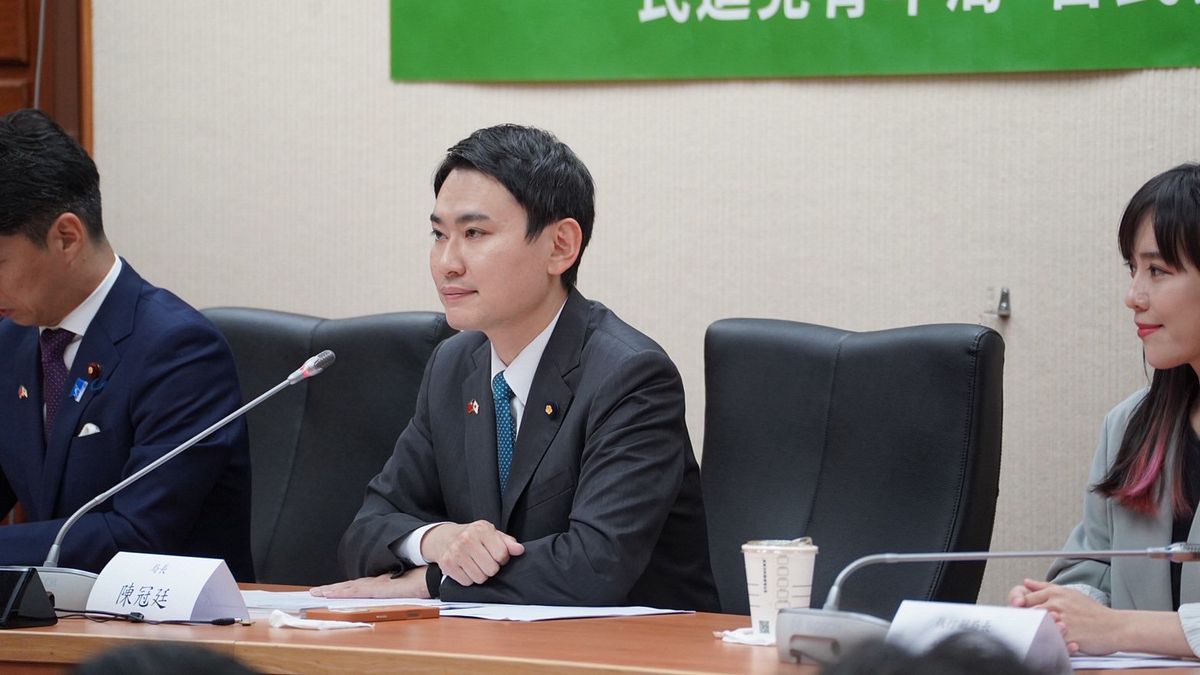 民進黨立委陳冠廷(中)今日以民進黨青年局長身分,率領黨內青年局幹部及30餘名成員,與日本自民黨青年局海外研修團進行歷史性的大規模交流會議。(陳冠廷辦公室提供) 民進黨立委陳冠廷(中)今日以民進黨青年局長身分,率領黨內青年局幹部及30餘名成員,與日本自民黨青年局海外研修團進行歷史性的大規模交流會議。(陳冠廷辦公室提供)