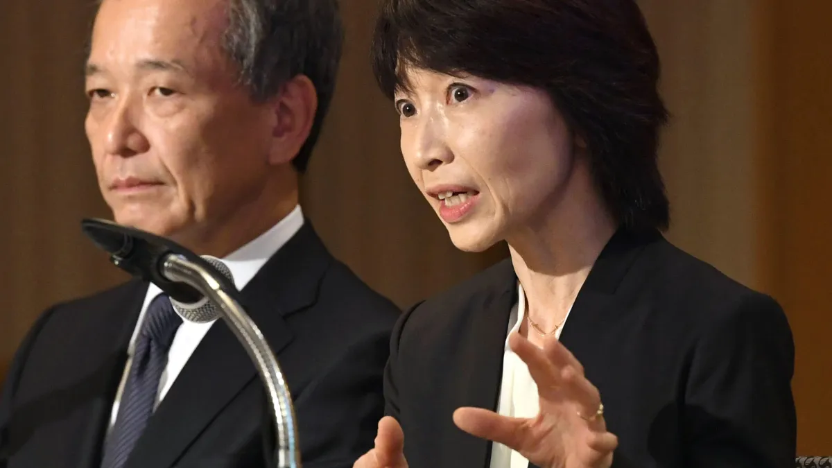 2018年11月7日,日本東京醫科大學校長林由起子(右)召開記者會,對該校長期打壓女考生道歉(AP)