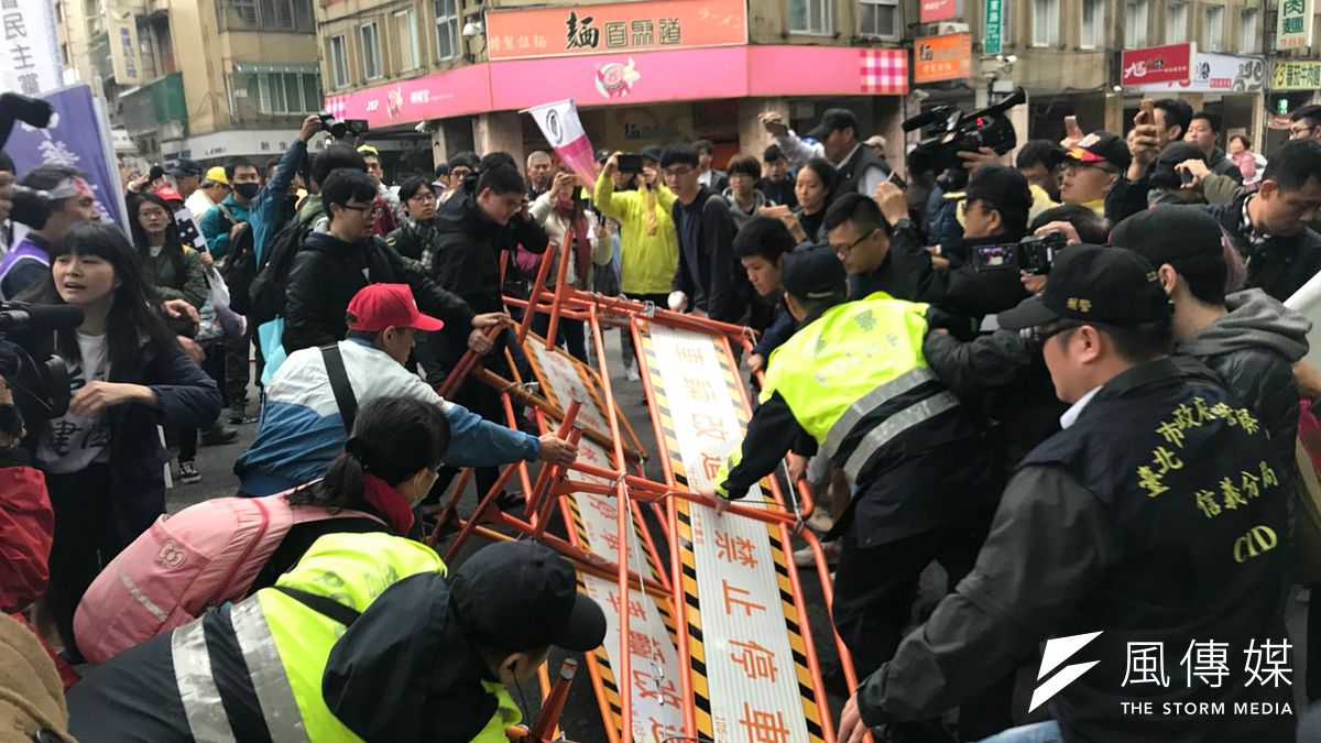 抗議勞基法修法群眾於立法院外遊行,與警方爆發衝突。(謝孟穎攝) 抗議勞基法修法群眾於立法院外遊行,與警方爆發衝突。(謝孟穎攝)