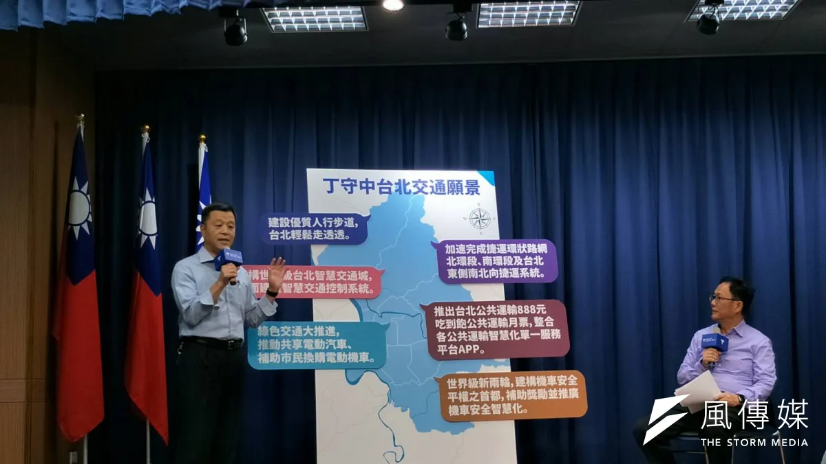 國民黨台北市長候選人丁守中(左)今(9)日上午找來前勞動部長陳雄文(右)公布交通政見,未來雙北月票只要888元,更不排除將計程車也納入捷運站接駁。(周怡孜攝)