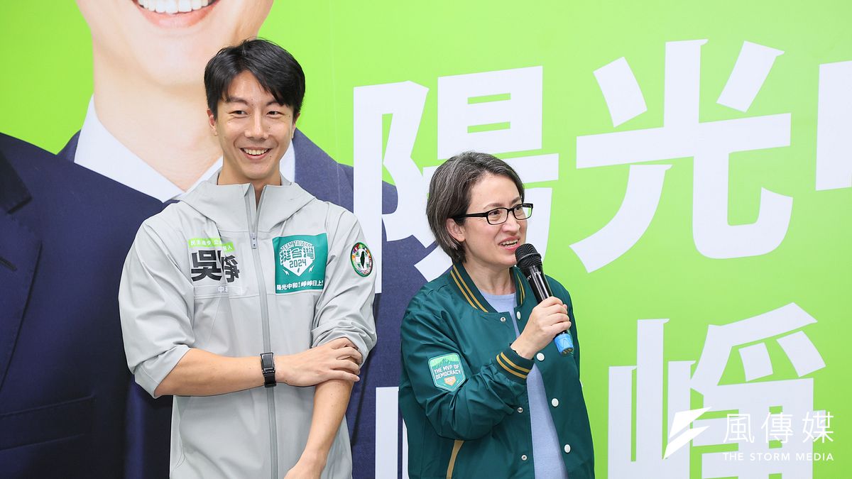 民進黨副總統參選人蕭美琴(右)5日參訪新北市立委參選人吳崢(左)競選總部。(顏麟宇攝) 民進黨副總統參選人蕭美琴(右)5日參訪新北市立委參選人吳崢(左)競選總部。(顏麟宇攝)