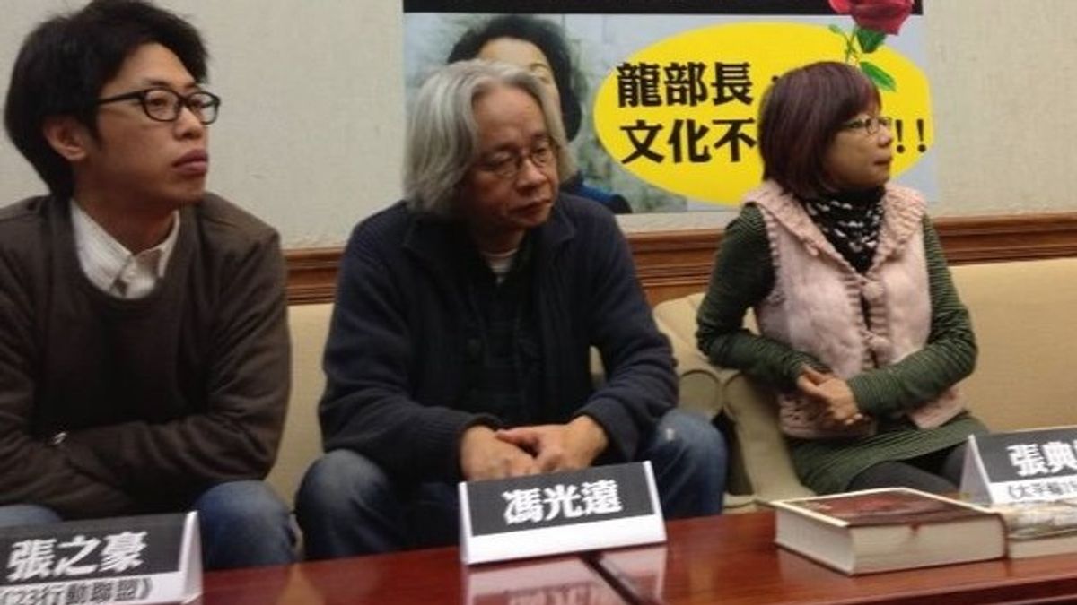 C23行動聯盟張之豪與多位文史界人士,13日上午召開記者會呼籲文化部,應將基隆港碼頭倉庫規劃國家級文化園區。(王立柔攝) C23行動聯盟張之豪與多位文史界人士,13日上午召開記者會呼籲文化部,應將基隆港碼頭倉庫規劃國家級文化園區。(王立柔攝)