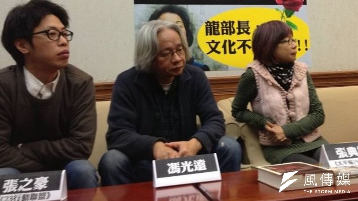 C23行動聯盟張之豪與多位文史界人士,13日上午召開記者會呼籲文化部,應將基隆港碼頭倉庫規劃國家級文化園區。(王立柔攝) C23行動聯盟張之豪與多位文史界人士,13日上午召開記者會呼籲文化部,應將基隆港碼頭倉庫規劃國家級文化園區。(王立柔攝)