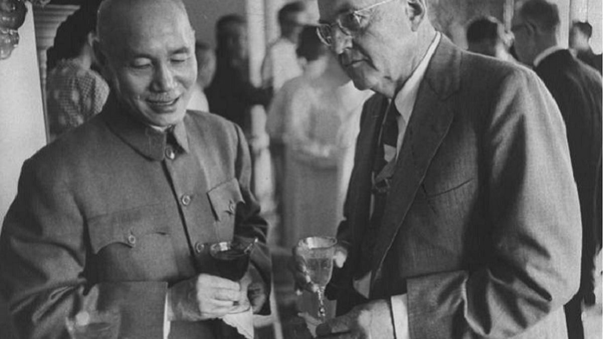 美國艾森豪政府時任國務卿杜勒斯(圖右)曾與中華民國前總統蔣介石(圖左)會面,並主張制訂戰爭邊緣政策。(王景弘提供) 美國艾森豪政府時任國務卿杜勒斯(圖右)曾與中華民國前總統蔣介石(圖左)會面,並主張制訂戰爭邊緣政策。(王景弘提供)