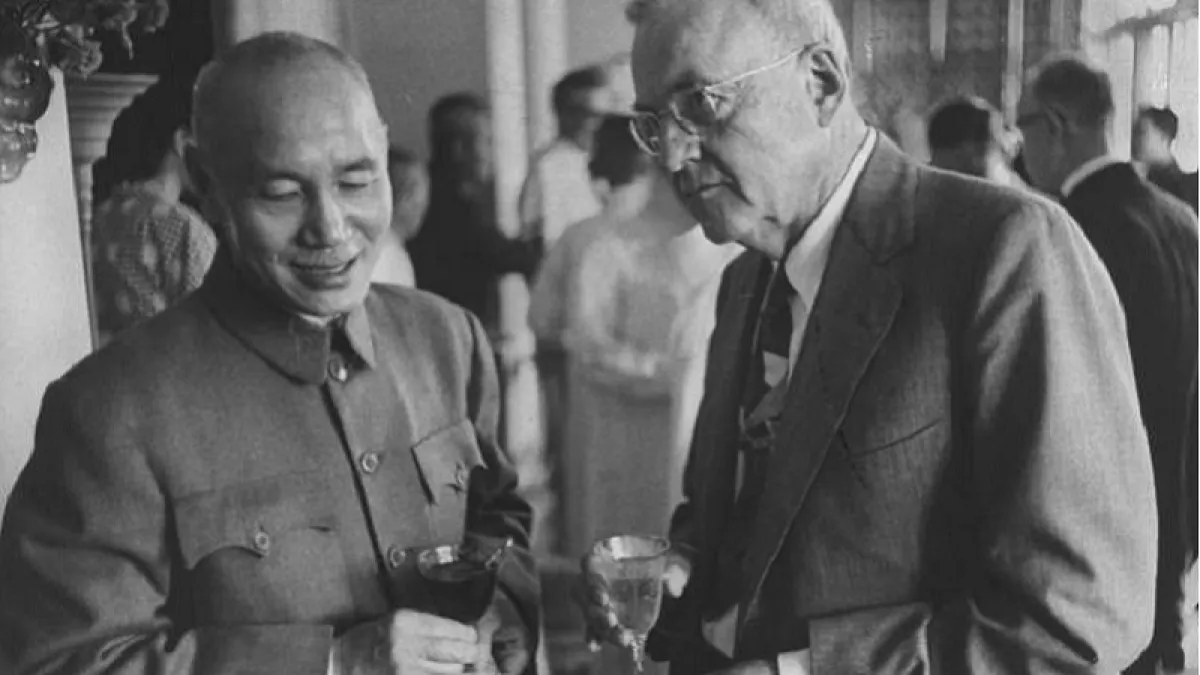 美國艾森豪政府時任國務卿杜勒斯(圖右)曾與中華民國前總統蔣介石(圖左)會面,並主張制訂戰爭邊緣政策。(王景弘提供)