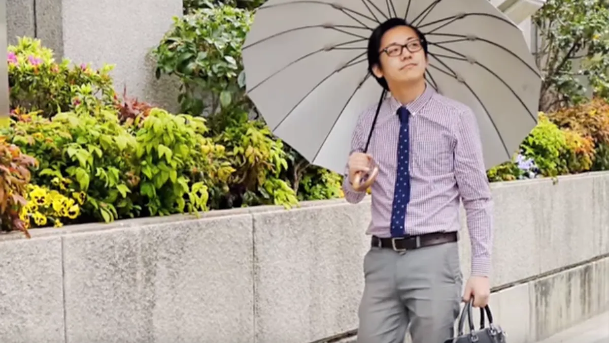 在日本人眼中,男生撐陽傘這件事仍是羞恥、難以接受的。(圖/取自youtube) 在日本人眼中,男生撐陽傘這件事仍是羞恥、難以接受的。(圖/取自youtube)