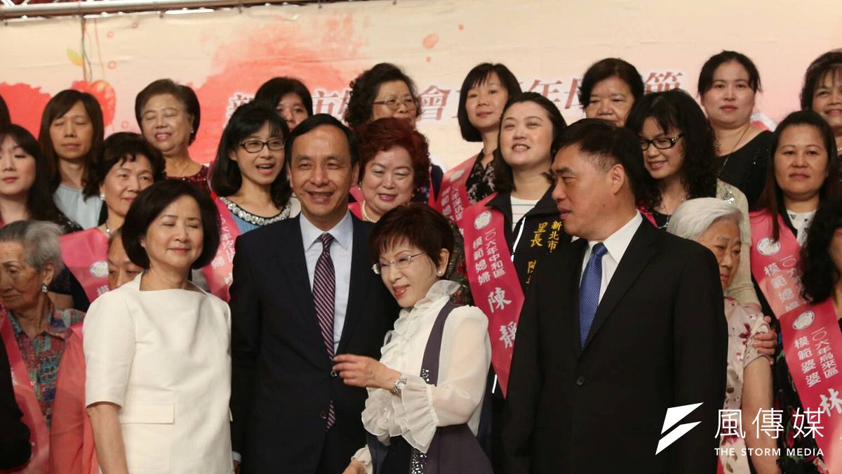 新北市母親節慶祝大會,國民黨主席候選洪秀柱、郝龍斌及代表吳敦義夫人蔡令怡出席。(陳明仁攝) 新北市母親節慶祝大會,國民黨主席候選洪秀柱、郝龍斌及代表吳敦義夫人蔡令怡出席。(陳明仁攝)