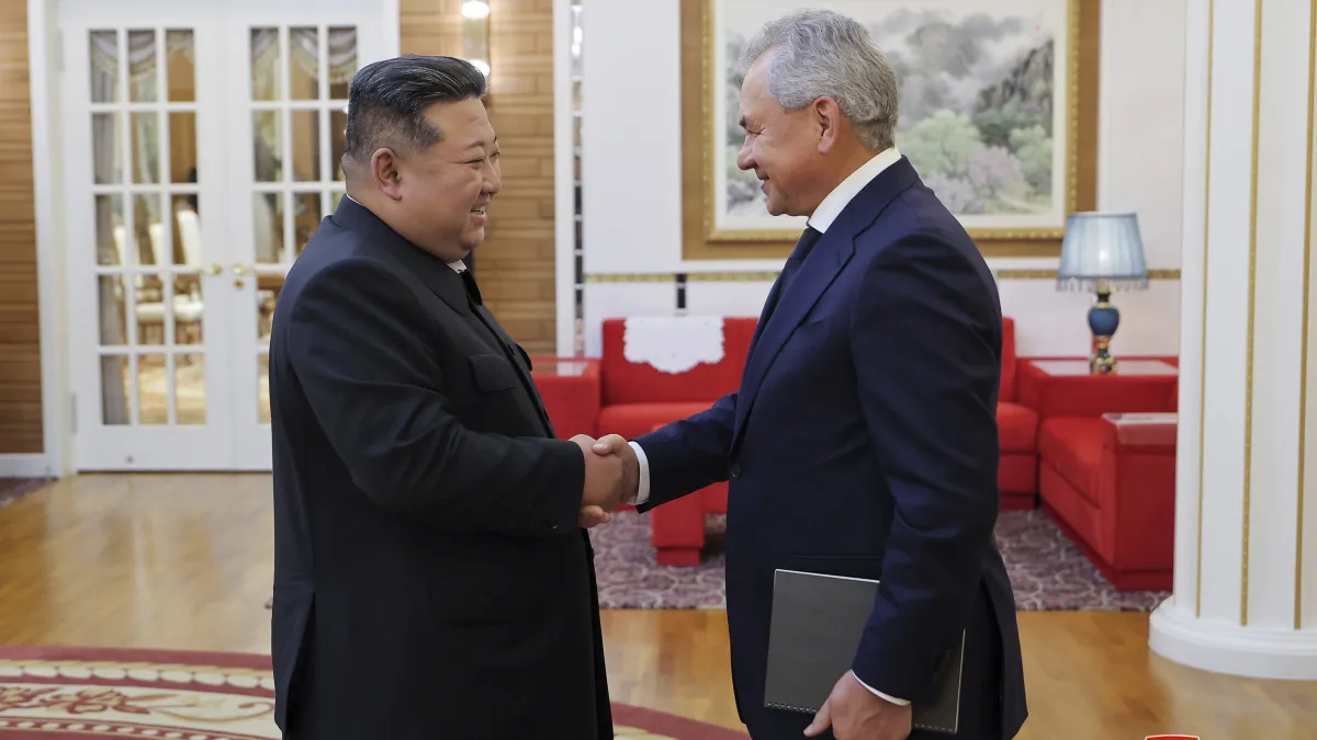 2024年9月13日。北韓領導人金正恩與俄羅斯安理會秘書紹依古(Sergei Shoigu)握手。(AP)