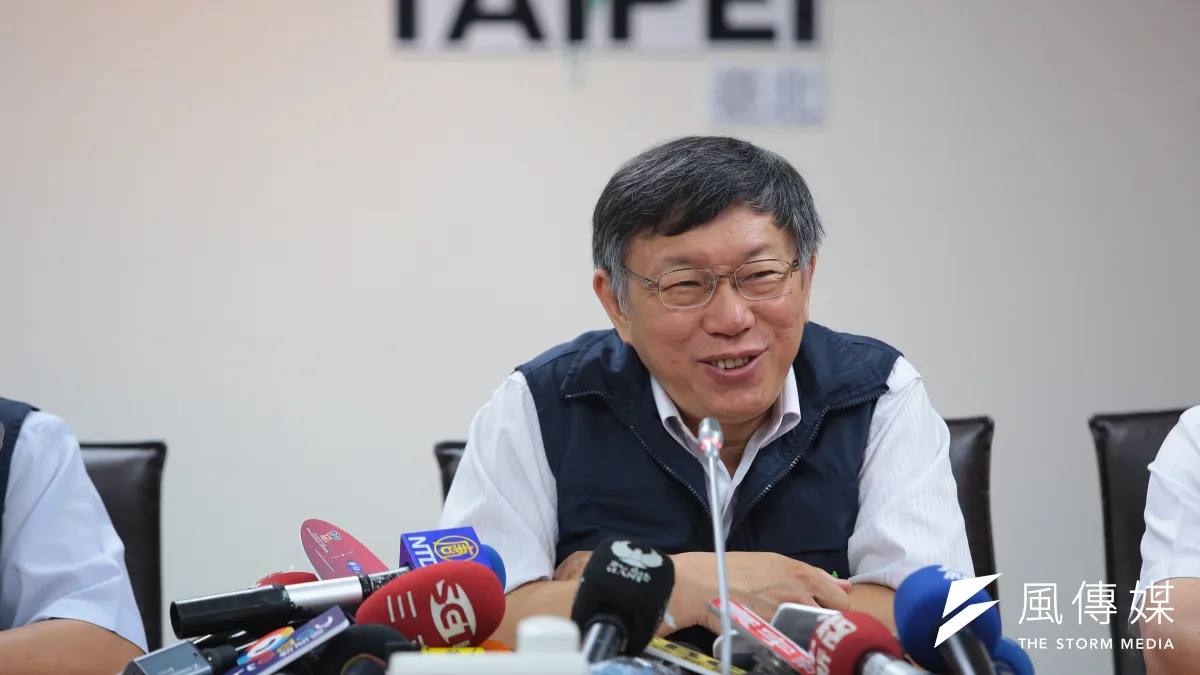 「瑪莉亞颱風雖來匆匆去匆匆,卻捲起千堆雪,引來颱風假雙北不同步的質疑。新北市決定放假,但台北市與基隆市沒跟進,導致在北北基生活圈內的民眾生活大受影響。」圖為台北市長柯文哲出席瑪莉亞颱風災害防救會報會後記者會。(資料照,顏麟宇攝)