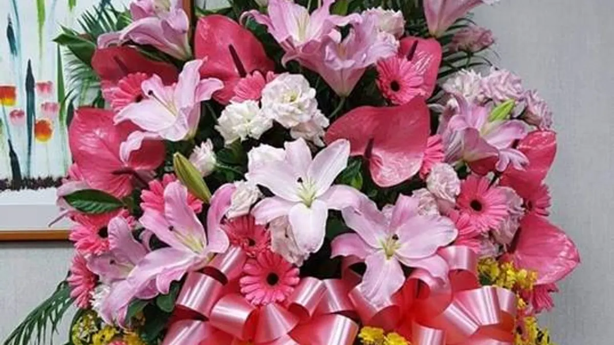 農委會主委陳吉仲昨正式上任,而林佳新、朱學恒兩人合送花籃祝賀,看來酸度破表。(取自朱學恒的阿宅萬事通事務所FB)