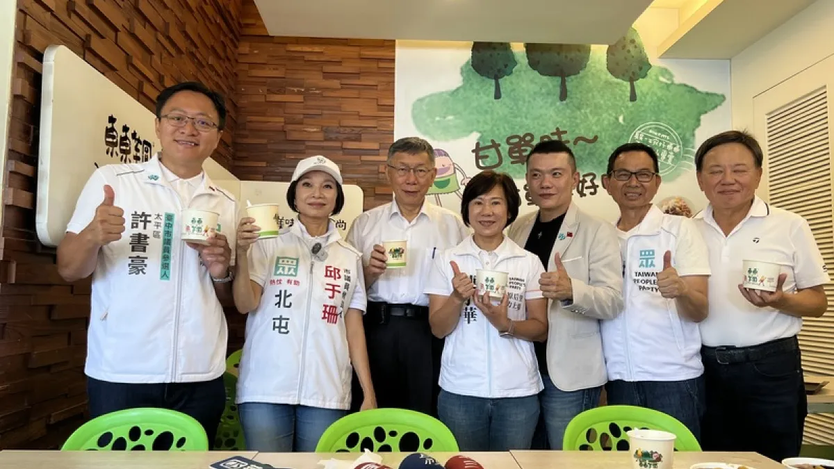 民眾黨創黨主席柯文哲(左3)12日到台中市為黨籍市議員參選人輔選。(中央社)