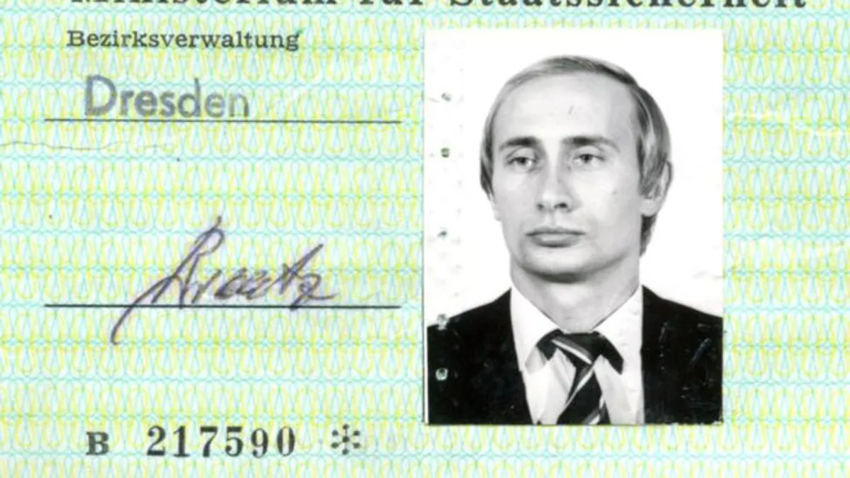 當普京收到這張東德國安部門證件時,他33歲。(BBC中文網)