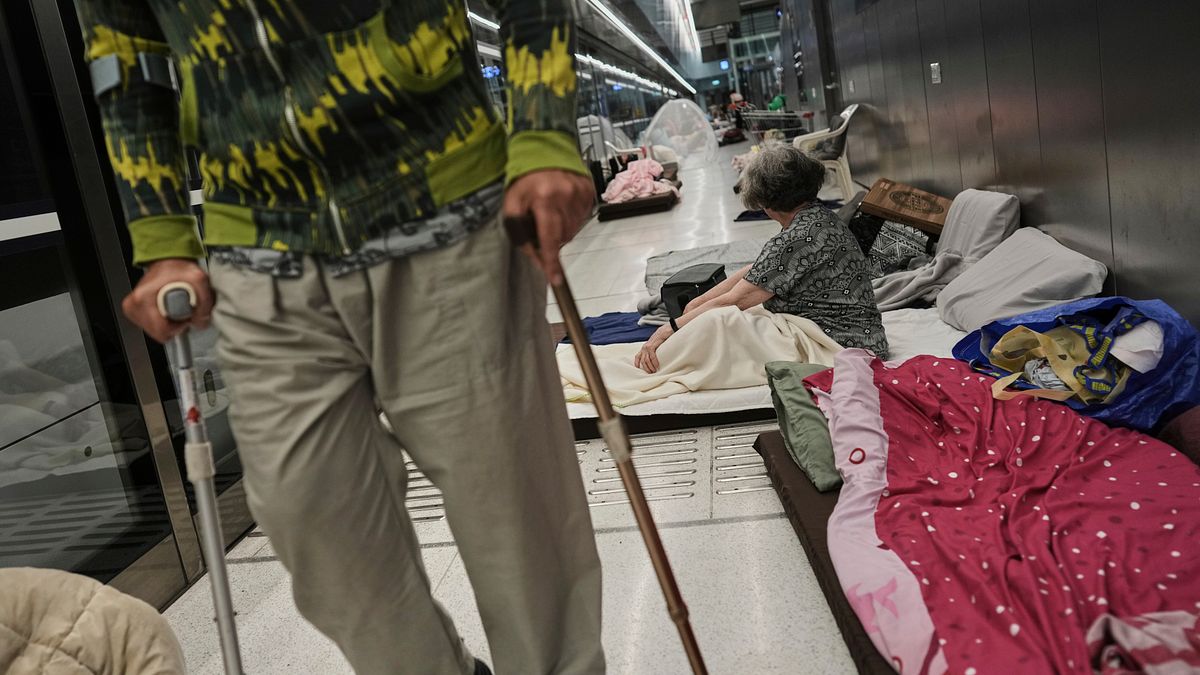 以色列特拉維夫,人們在地鐵站躲避伊朗的空襲。(美聯社) 以色列特拉維夫,人們在地鐵站躲避伊朗的空襲。(美聯社)